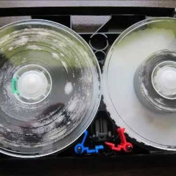 Fita de vídeo VHS mofada