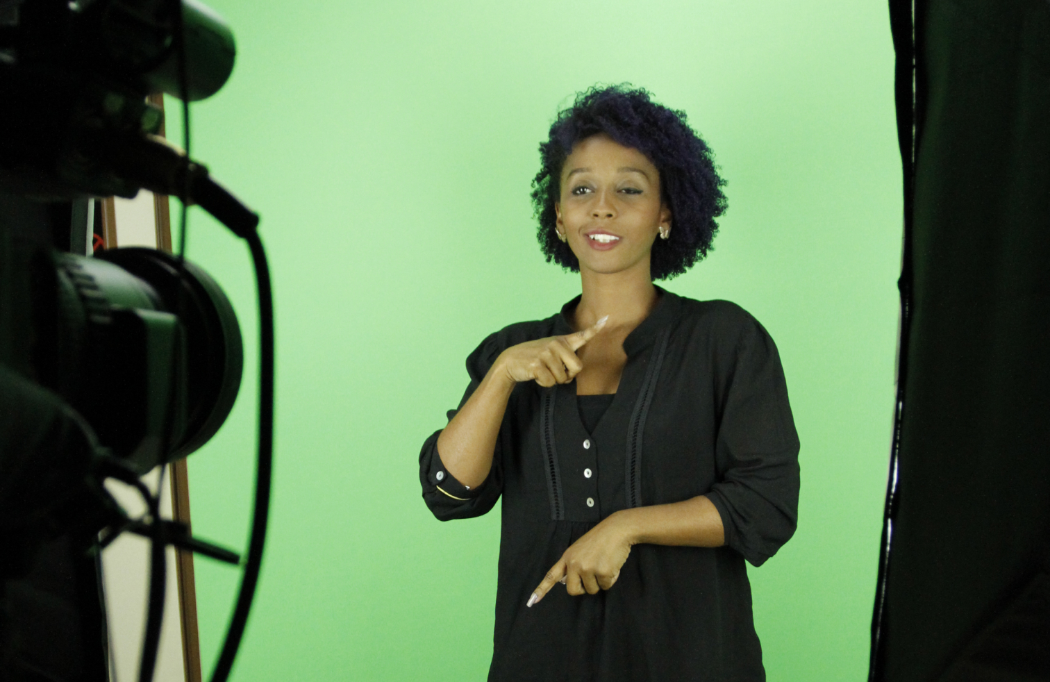 EMPRESA PRODUTORA DE SERVIÇO DE ACESSIBILIDADE AUDIOVISUAL VIDEO SHACK JANELA DE LIBRAS PARA SURDOS